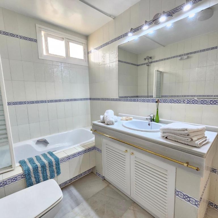 Apartamento Las Terrazas - Three-Bedroom Apartment with Water View - 19