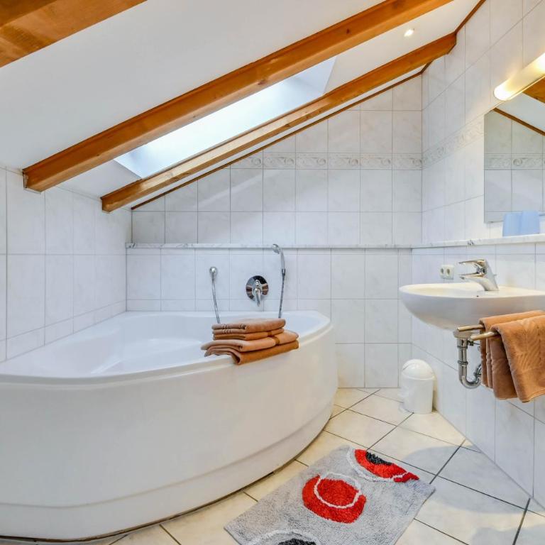 Katharinenhof Ferienwohnung Zugspitze (5) - Deluxe Apartment mit Balkon und 2 Schlafzimmern - 12