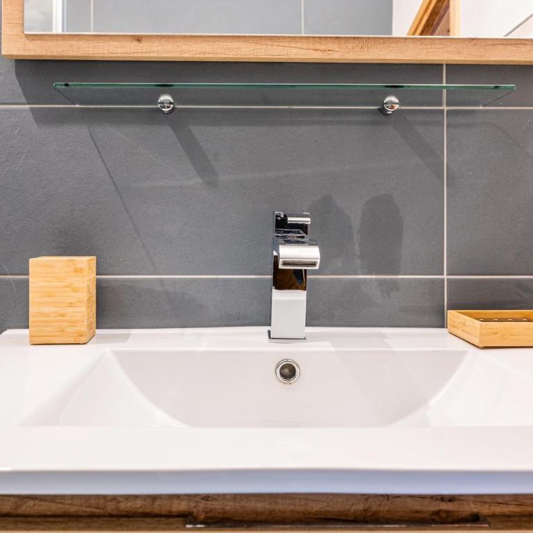 Appartement Les Genevriers - Deluxe Apartment mit Balkon und 2 Schlafzimmern - 24