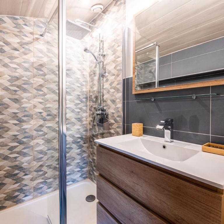 Appartement Les Genevriers - Deluxe Apartment mit Balkon und 2 Schlafzimmern - 22