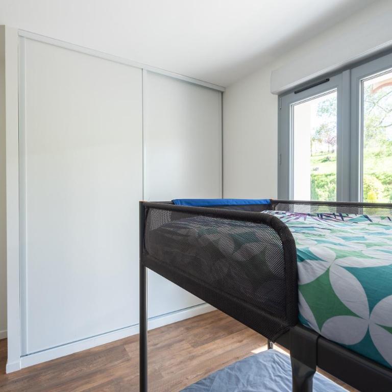 Superbe Appartement rénové - Three-Bedroom Premium Apartment with Balcony - 15