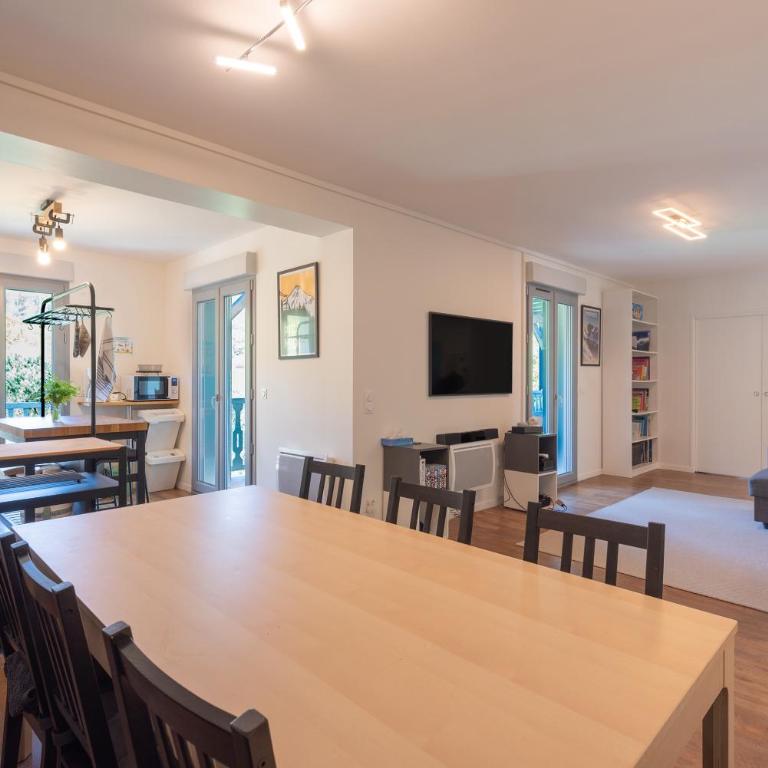 Superbe Appartement rénové - Three-Bedroom Premium Apartment with Balcony - 8