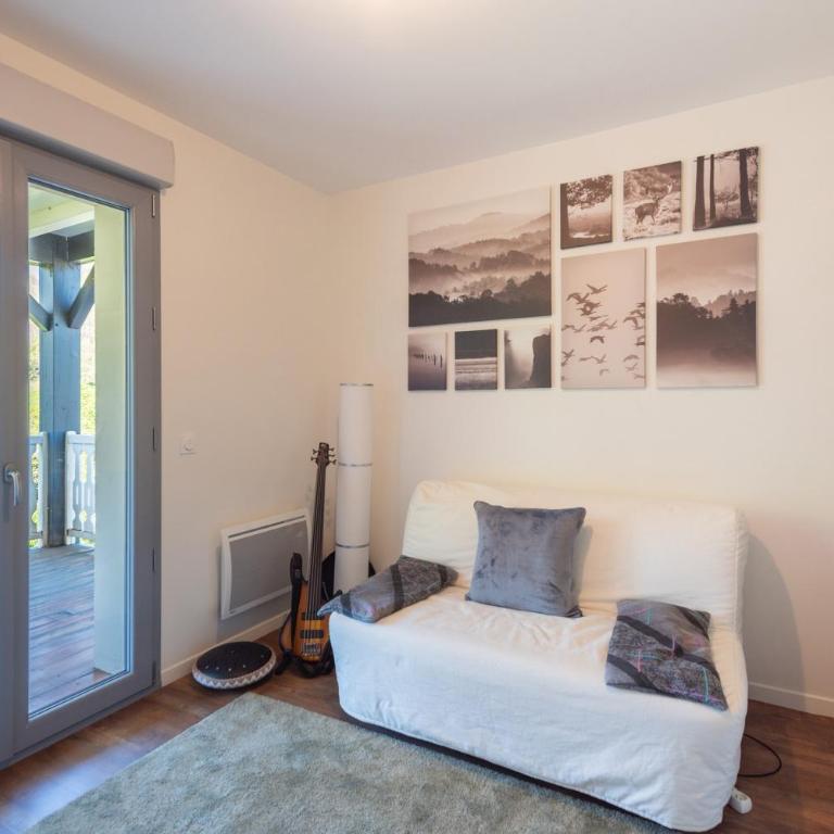 Superbe Appartement rénové - Three-Bedroom Premium Apartment with Balcony - 18