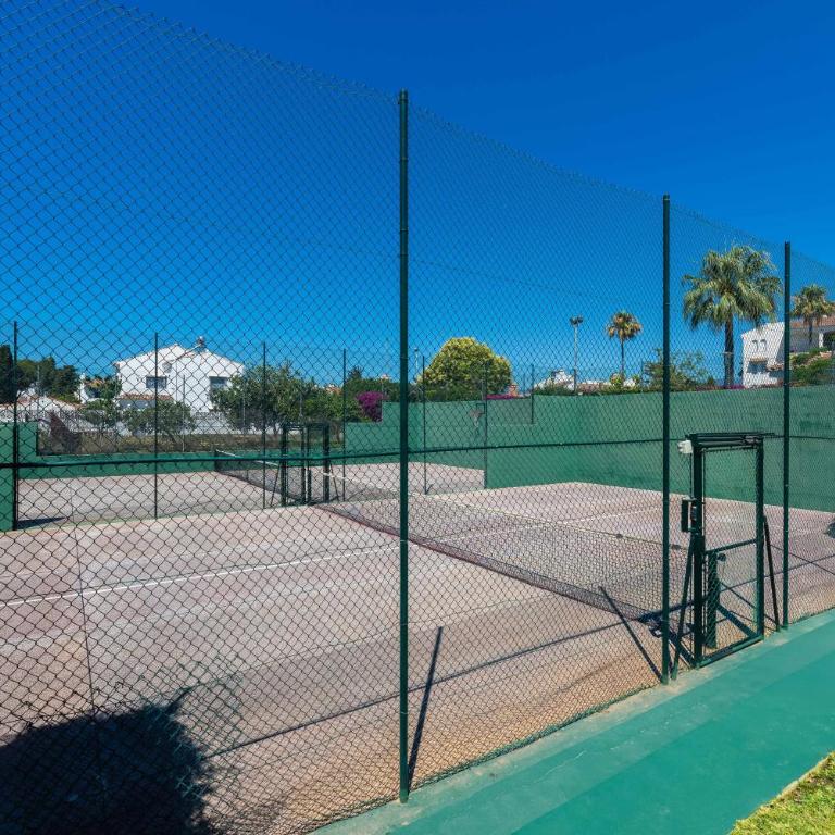 Marbella Beach San Pedro - Two-Bedroom Deluxe Apartment with Garden View - 25