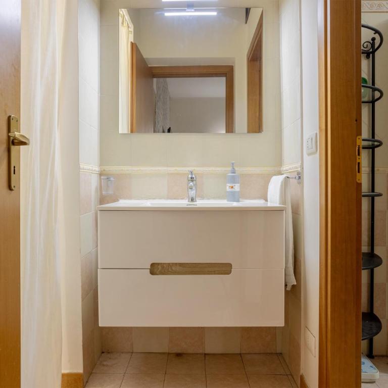 La casa di Faby - Appartamento Deluxe con 2 Camere da Letto e Balcone - 18