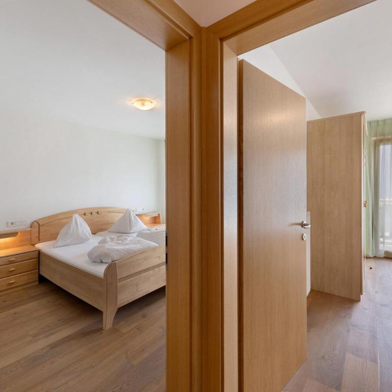 Obertrisaierhof Wohnung Deluxe 5 - Deluxe-Apartment mit 2 Schlafzimmern und Gartenblick - 9