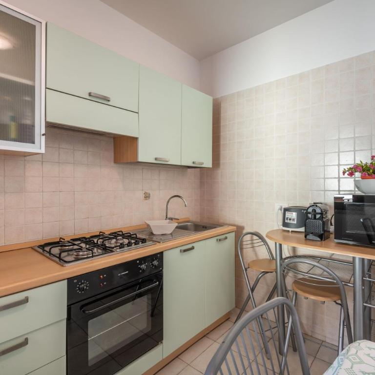 Appartamento Isabel - Appartamento Deluxe con 2 Camere da Letto e Vista Giardino - 13