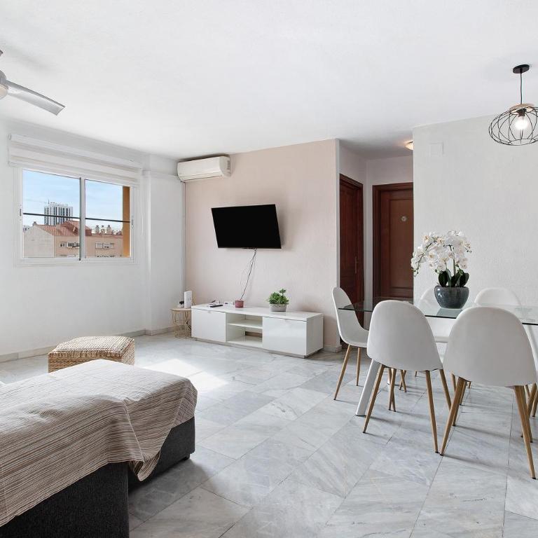 Atico Dúplex en Málaga - Three-Bedroom Apartment with Mountain View - 1