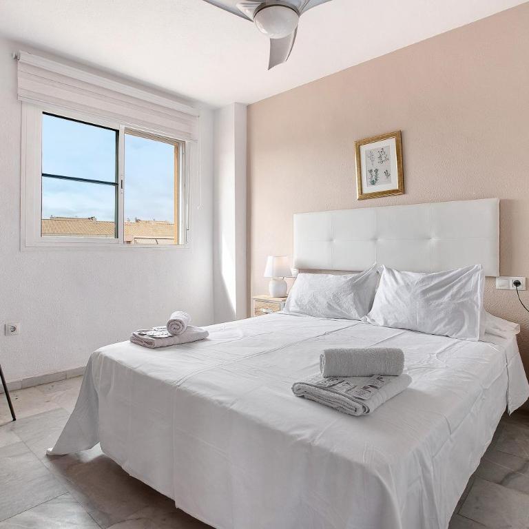 Atico Dúplex en Málaga - Three-Bedroom Apartment with Mountain View - 17
