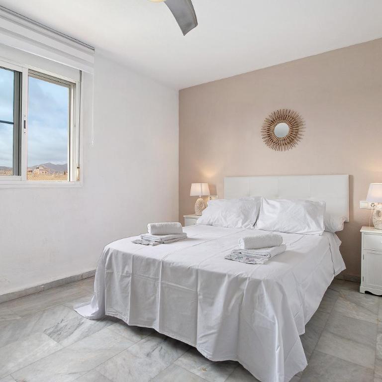 Atico Dúplex en Málaga - Three-Bedroom Apartment with Mountain View - 11