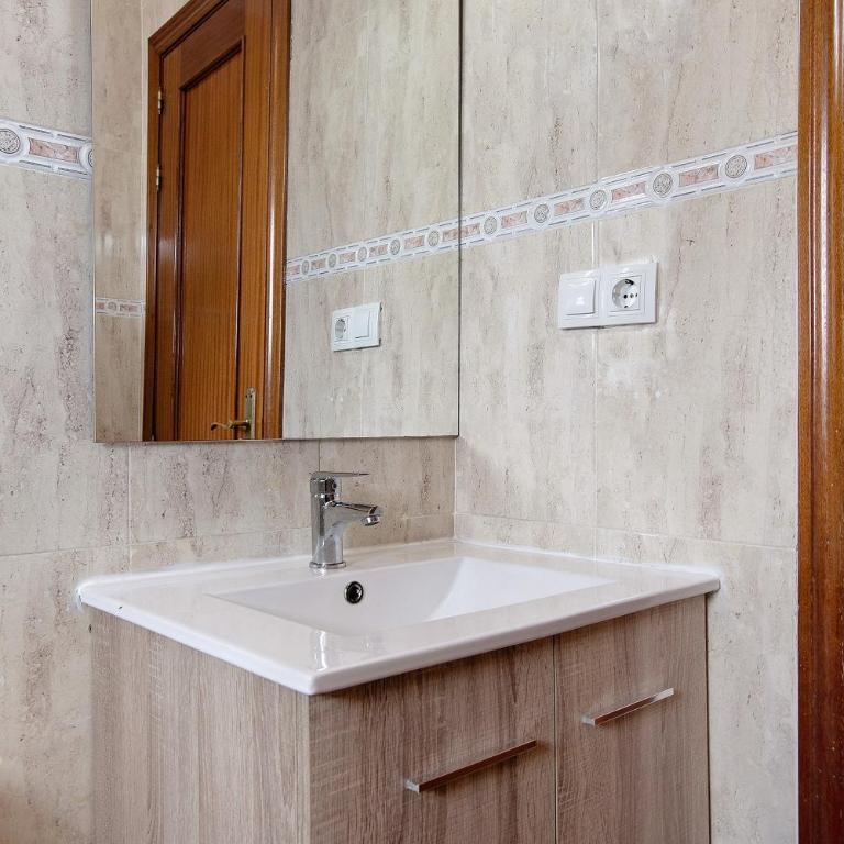 Atico Dúplex en Málaga - Three-Bedroom Apartment with Mountain View - 8