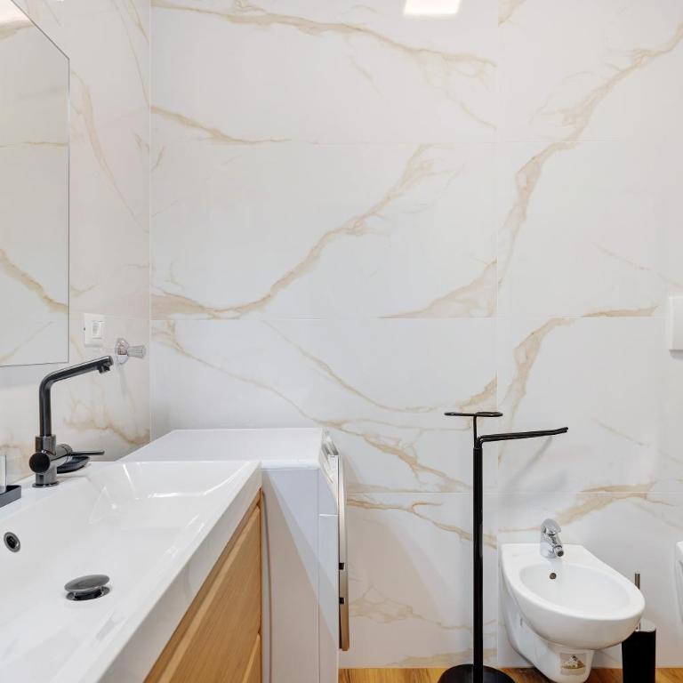 Honey Home With Parking - Superior Apartment with City View - 14