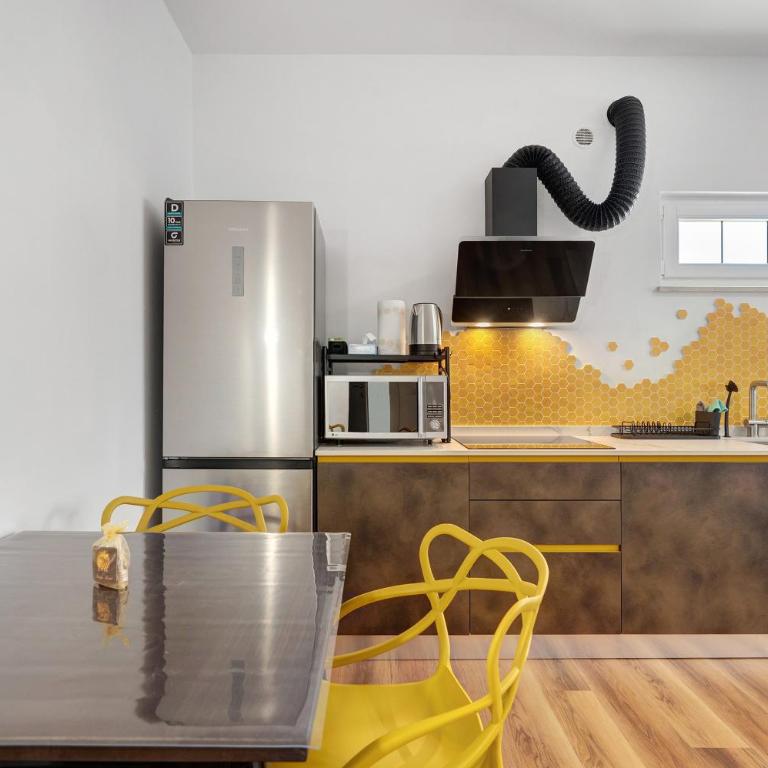 Honey Home With Parking - Superior Apartment with City View - 3