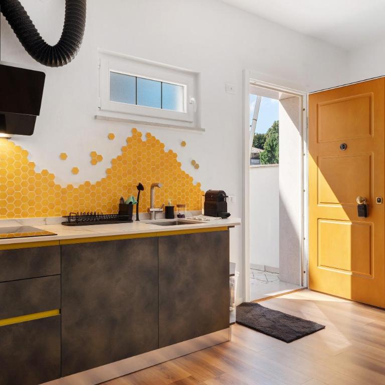 Honey Home With Parking - Superior Apartment with City View - 19