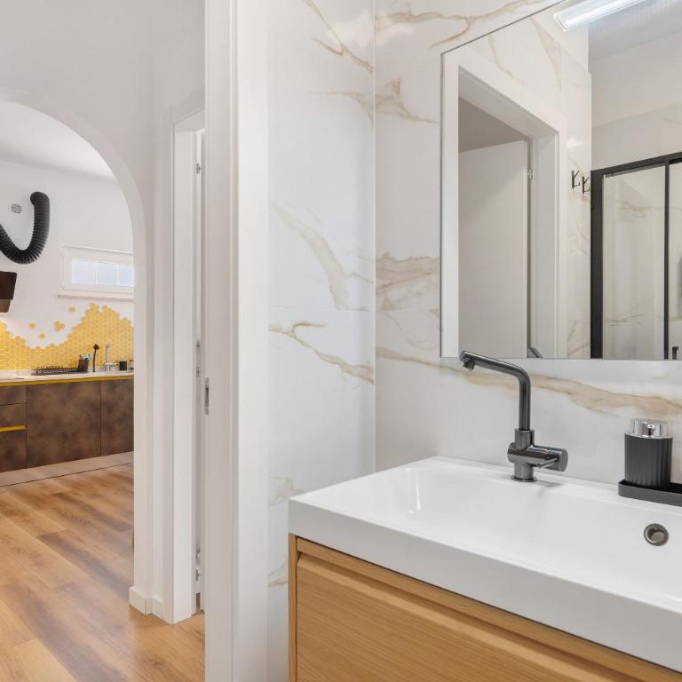 Honey Home With Parking - Superior Apartment with City View - 18