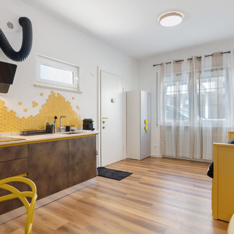 Honey Home With Parking - Superior Apartment with City View - 2