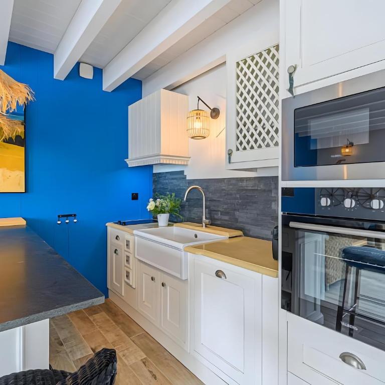 La Maison bleue Domainedecolomban - Two-Bedroom House - 31