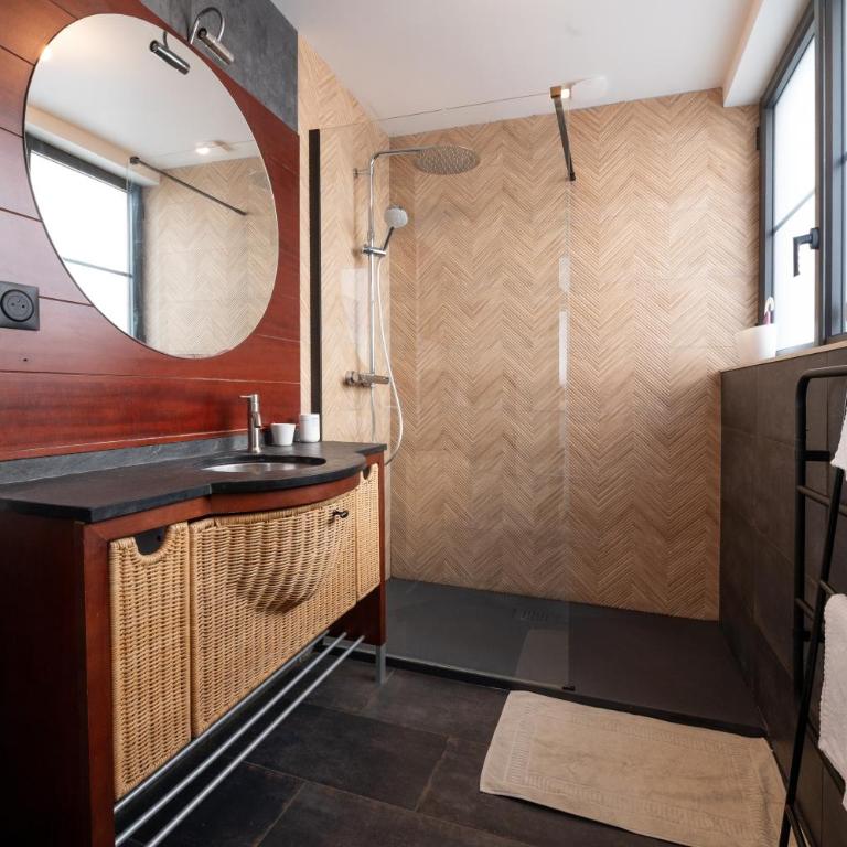 La Maison bleue Domainedecolomban - Two-Bedroom House - 22
