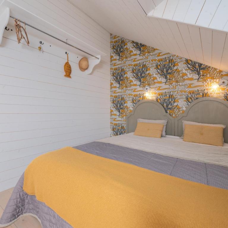 La Maison bleue Domainedecolomban - Two-Bedroom House - 7