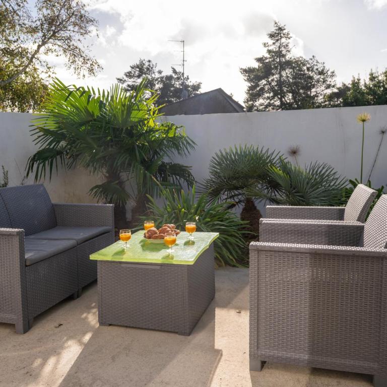 La Maison bleue Domainedecolomban - Two-Bedroom House - 25