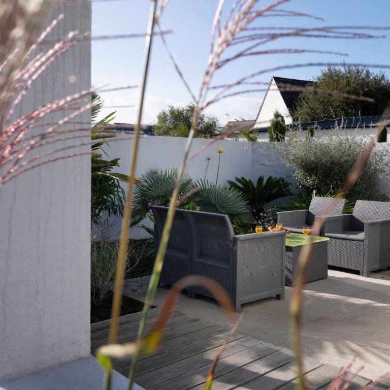 La Maison bleue Domainedecolomban - Two-Bedroom House - 24