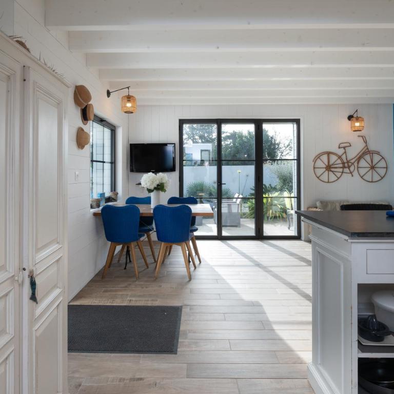 La Maison bleue Domainedecolomban - Two-Bedroom House - 14