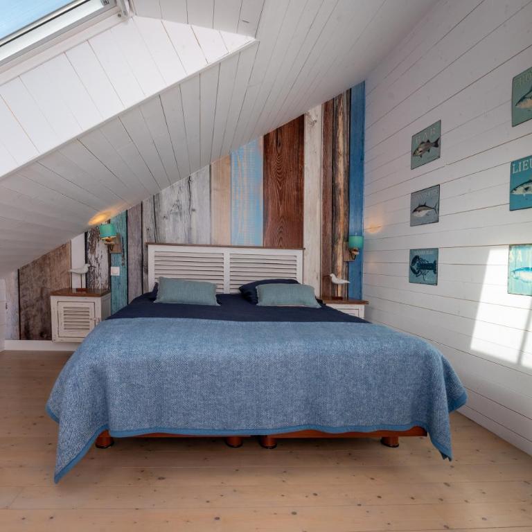 La Maison bleue Domainedecolomban - Two-Bedroom House - 18