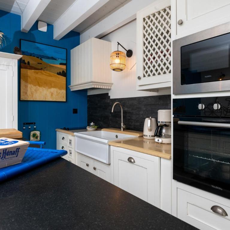 La Maison bleue Domainedecolomban - Two-Bedroom House - 13