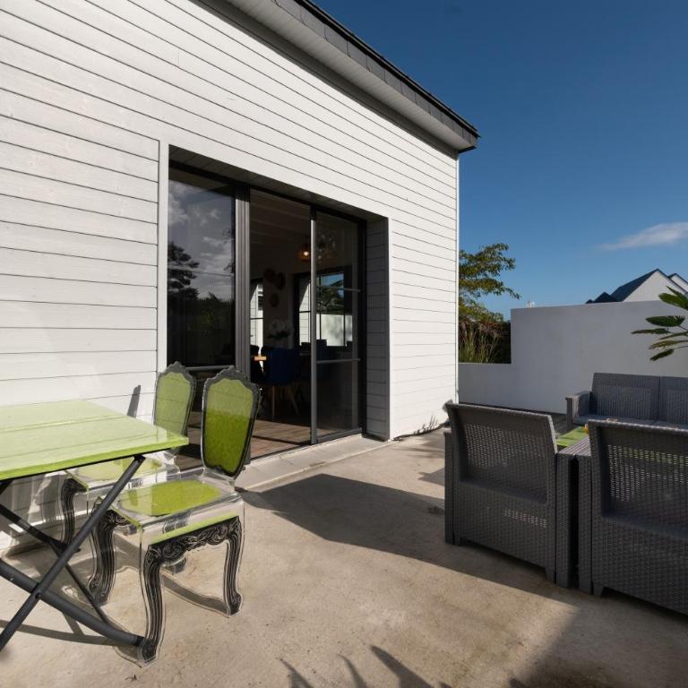 La Maison bleue Domainedecolomban - Two-Bedroom House - 26