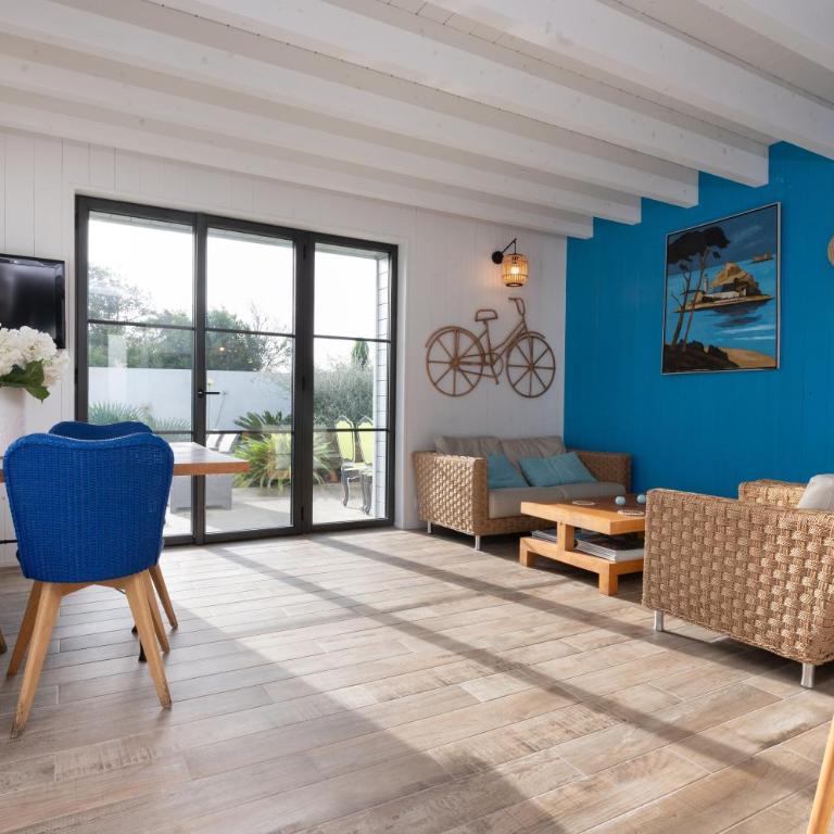 La Maison bleue Domainedecolomban - Two-Bedroom House - 2