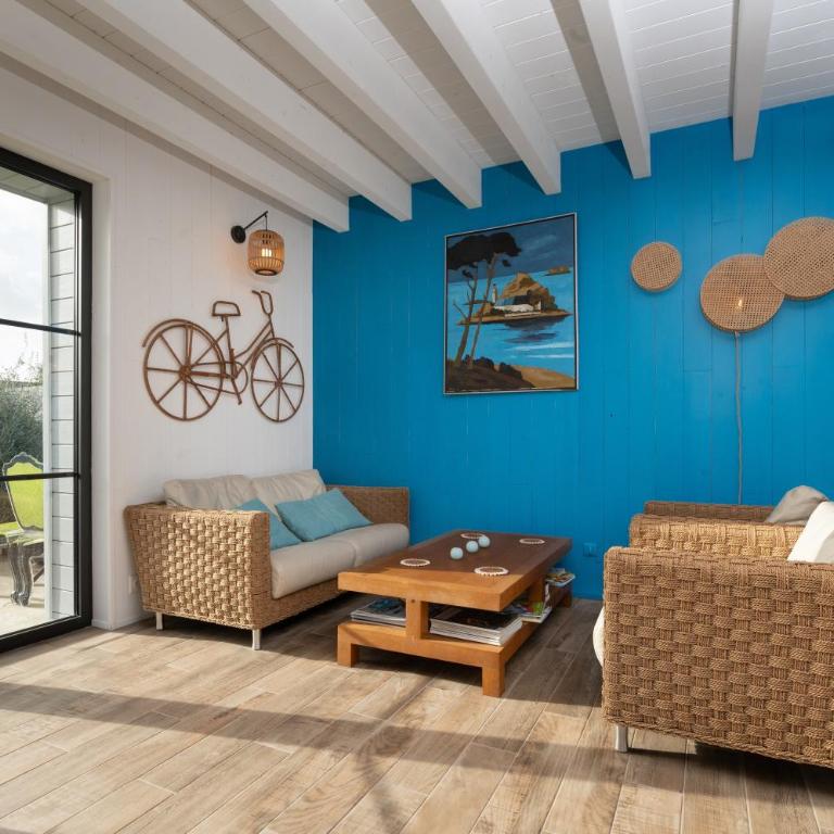 La Maison bleue Domainedecolomban - Two-Bedroom House - 9