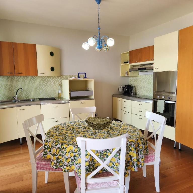 Alba Lake View Apartment Pool - Appartamento Deluxe con 2 Camere da Letto e Balcone - 8