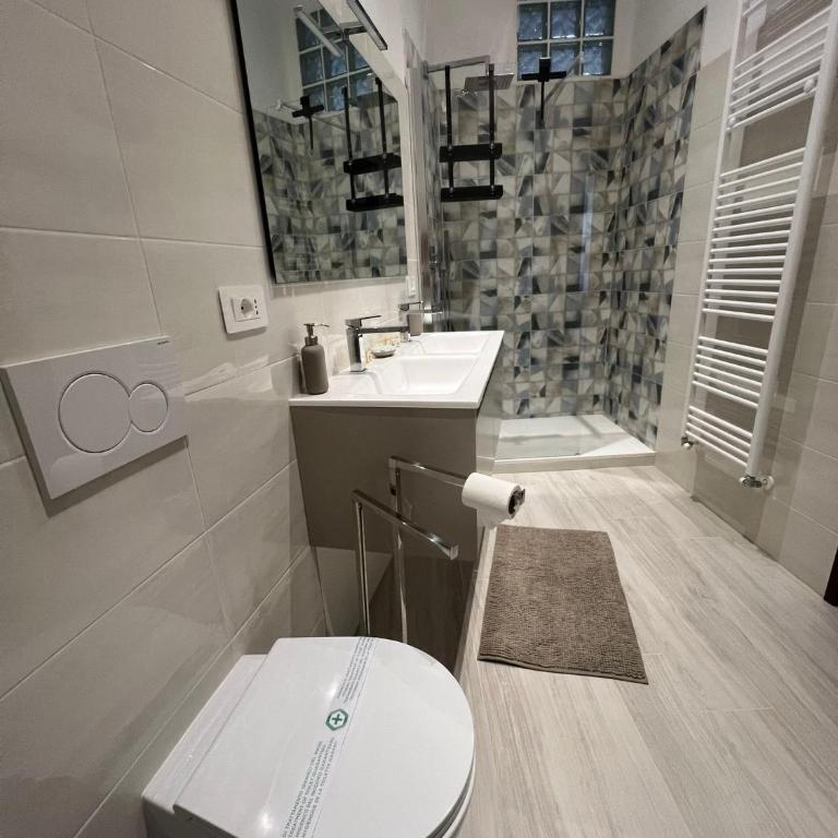 Mary's House - Three-Bedroom Premium Apartment with Balcony - 3