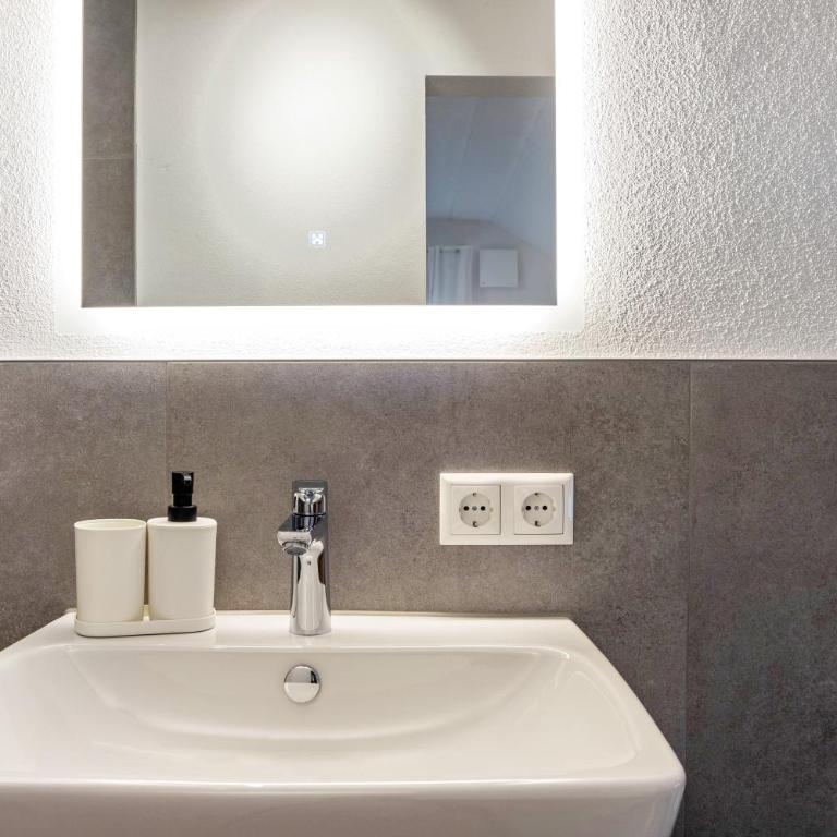Allpano Pension und Ferienwohnungen - Deluxe-Apartment mit 2 Schlafzimmern und Gartenblick - 7