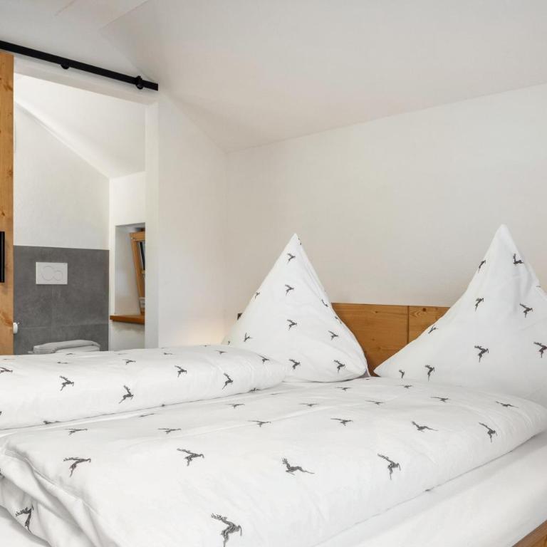 Allpano Pension und Ferienwohnungen - Deluxe-Apartment mit 2 Schlafzimmern und Gartenblick - 5