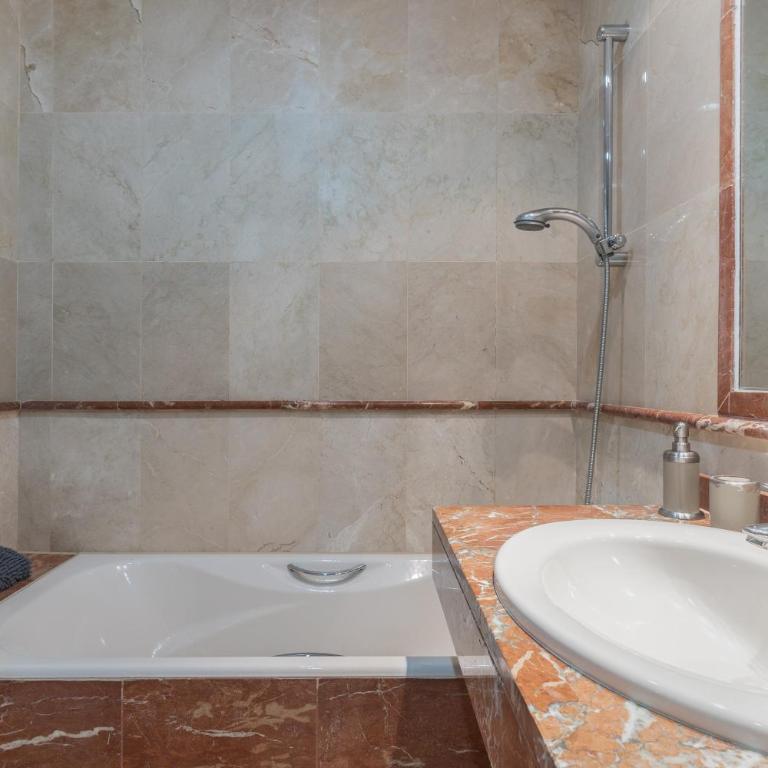Apartamento entre Estepona-marbella - Apartamento Deluxe de 2 dormitorios con vistas al jardín - 18