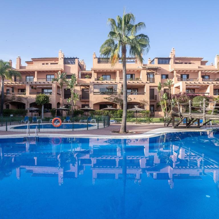 Apartamento entre Estepona-marbella - Apartamento Deluxe de 2 dormitorios con vistas al jardín - 1