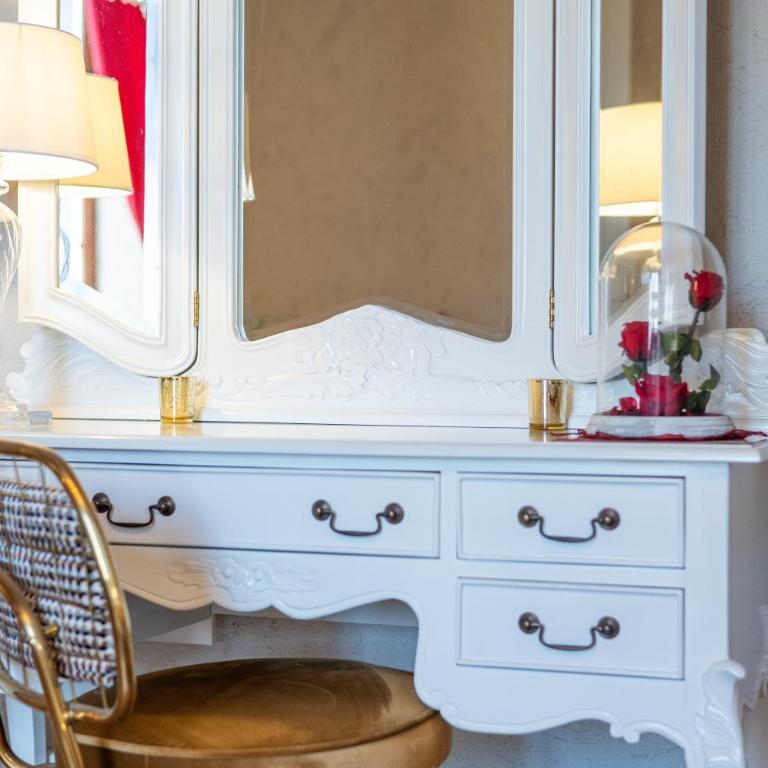 Château De La Rive Suite Romantique - Chambre Double - Vue sur Montagne - 12