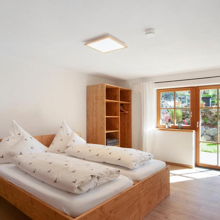Allpano Pension und Ferienwohnungen - Deluxe-Apartment mit 2 Schlafzimmern und Gartenblick - 1