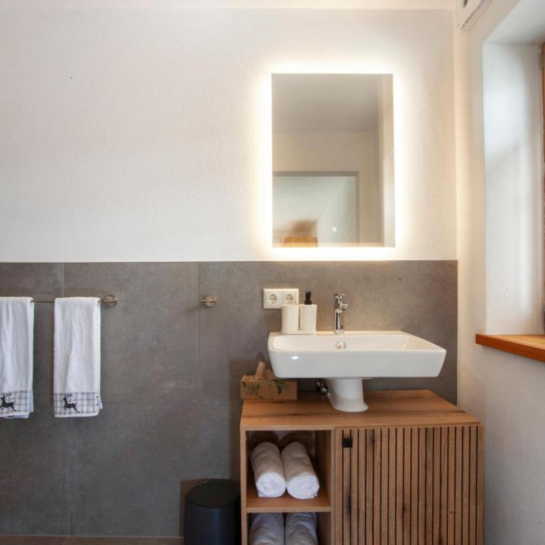 Allpano Pension und Ferienwohnungen - Deluxe-Apartment mit 2 Schlafzimmern und Gartenblick - 15