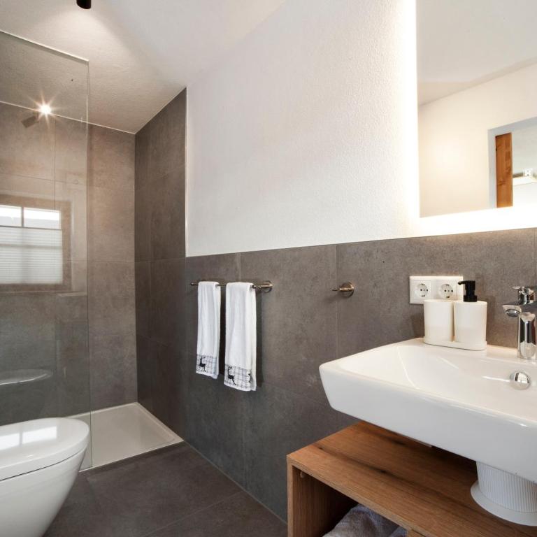 Allpano Pension und Ferienwohnungen - Deluxe-Apartment mit 2 Schlafzimmern und Gartenblick - 16