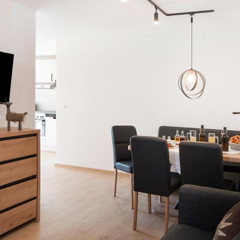 Allpano Pension und Ferienwohnungen - Deluxe-Apartment mit 2 Schlafzimmern und Gartenblick - 7