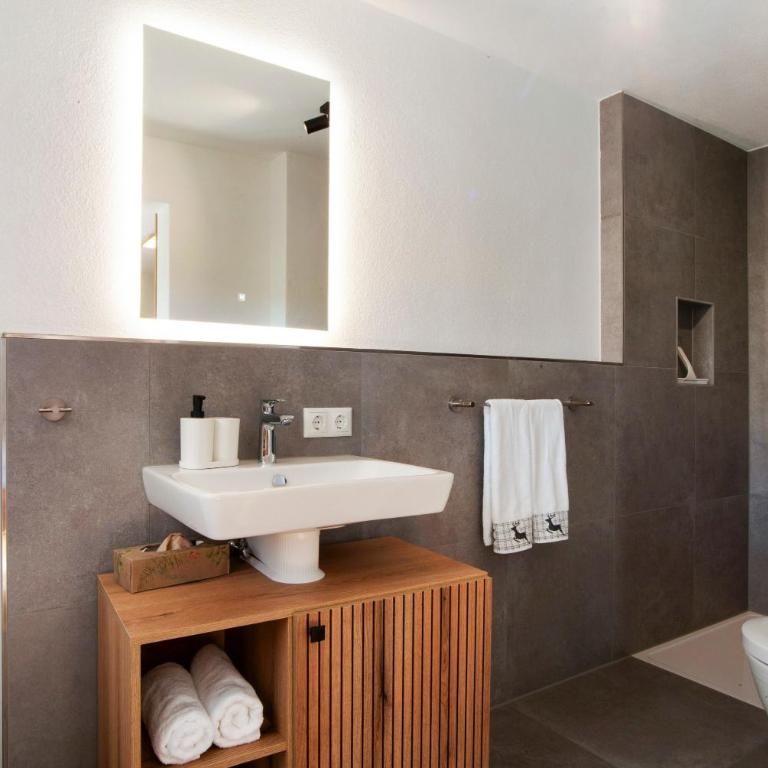 Allpano Pension und Ferienwohnungen - Deluxe-Apartment mit 2 Schlafzimmern und Gartenblick - 14