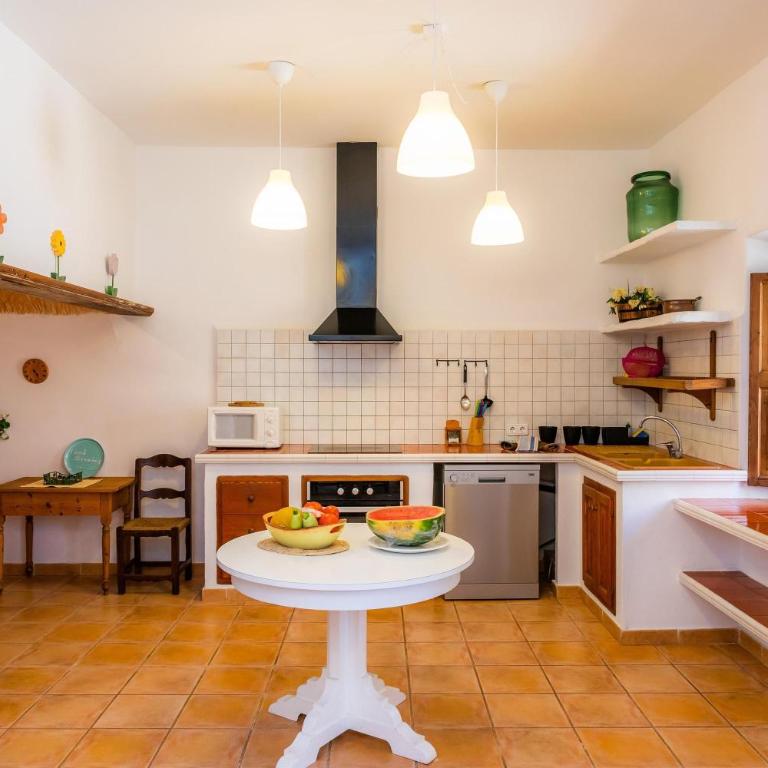 Casa Amitger. Finca Es Rafalet - Habitación Cuádruple con ducha - 10