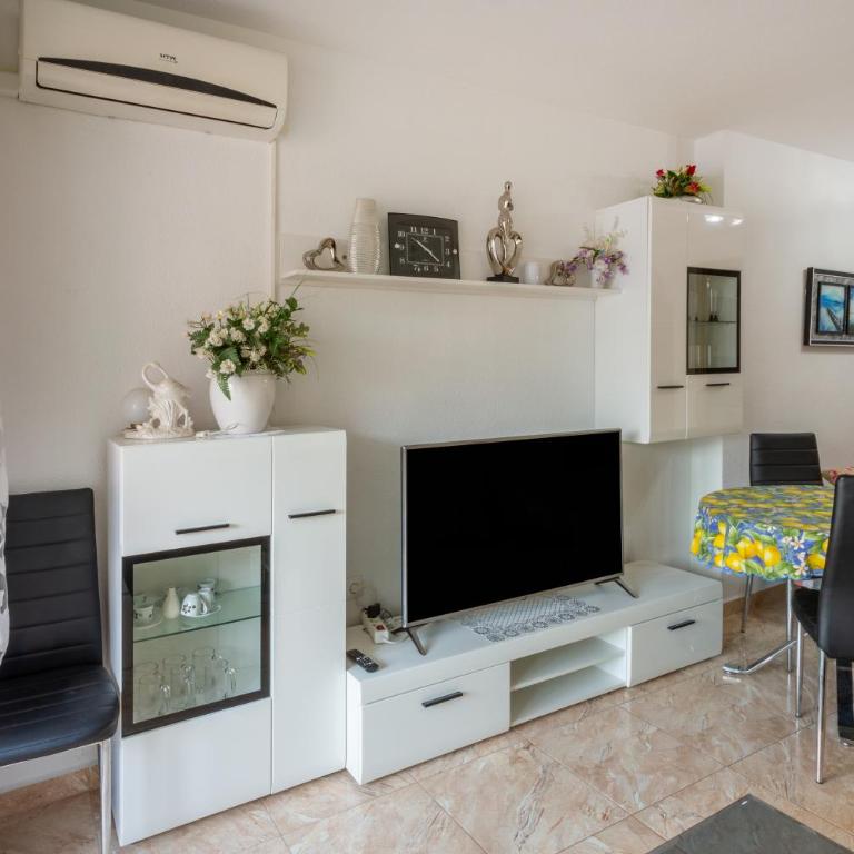 Mtsrat8 - One-Bedroom House - 7