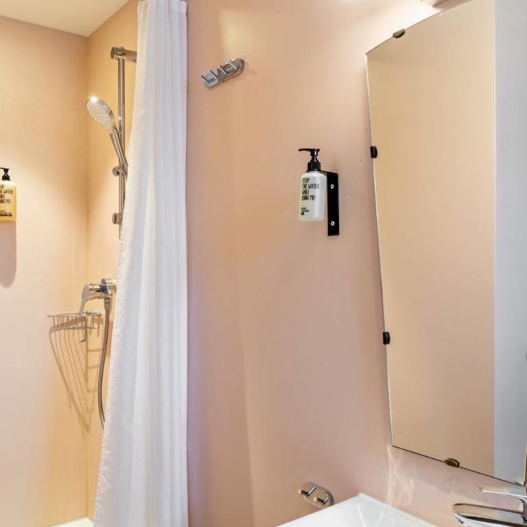 Chalet Sonneck - Seefeld - Standard Zimmer mit Queensize-Bett - 10