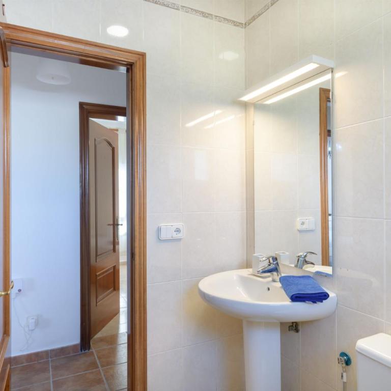 Vista de la Montaña - Three-Bedroom House - 25
