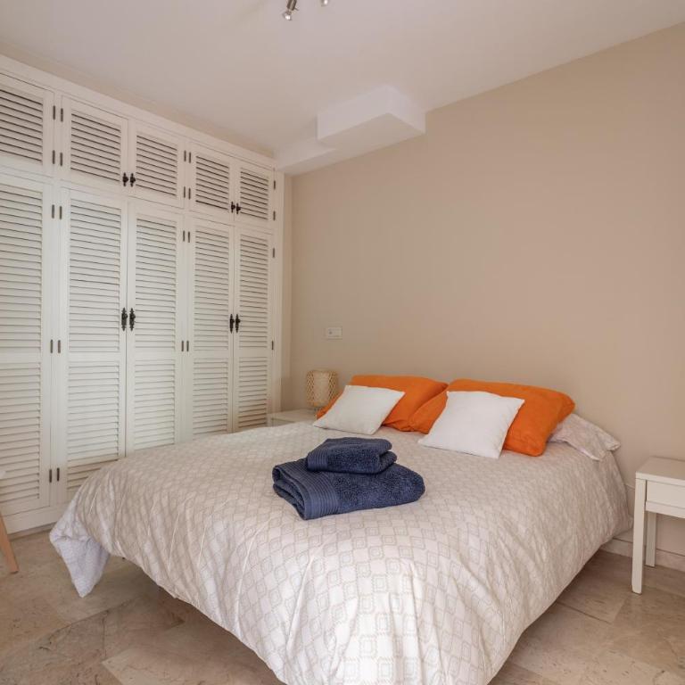 Los Girasoles - Three-Bedroom Apartment with Water View - 10