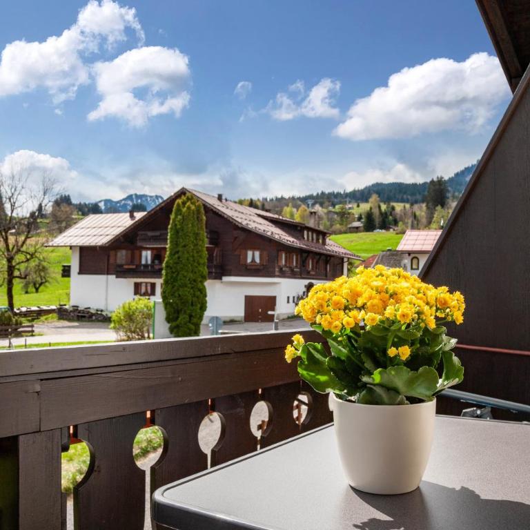 Gästehaus Vogler Oberstdorf-Kornau - Superior Apartment mit 1 Schlafzimmer und Balkon - 15