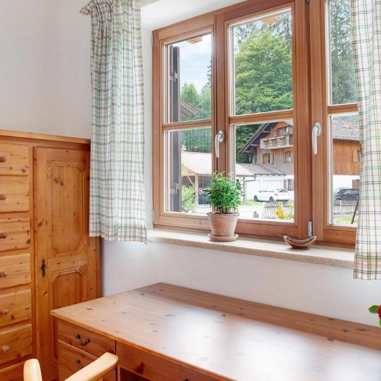 Ferienwohnung Zugspitzblick - Deluxe-Apartment mit 2 Schlafzimmern und Gartenblick - 15